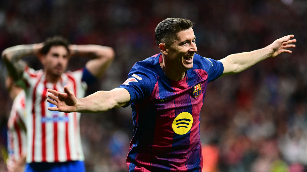 Lewandowski lập siêu phẩm bằng ngực, Barca hạ Atletico tiến gần chức vô địch