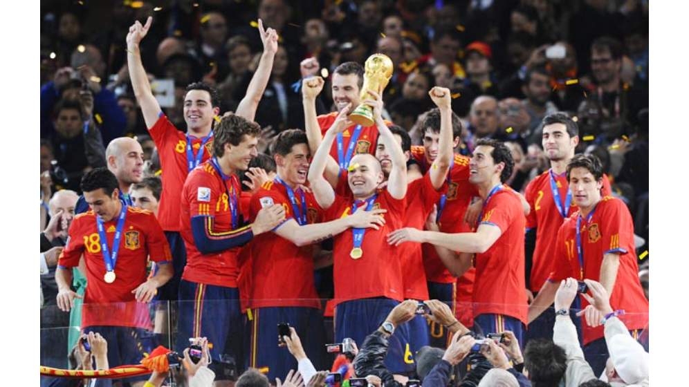 Iniesta World Cup 2010: Cú vung chân thay đổi lịch sử bóng đá Tây Ban Nha